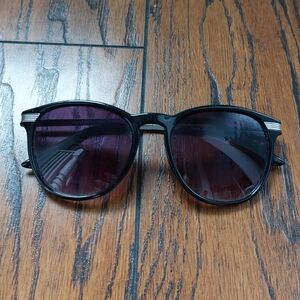 *Free* Sunglasses Urban Outfitters